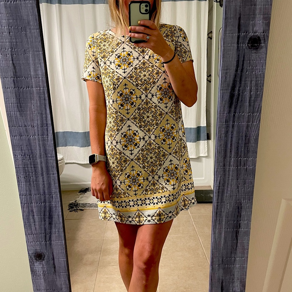 Lulu’s yellow shift dress